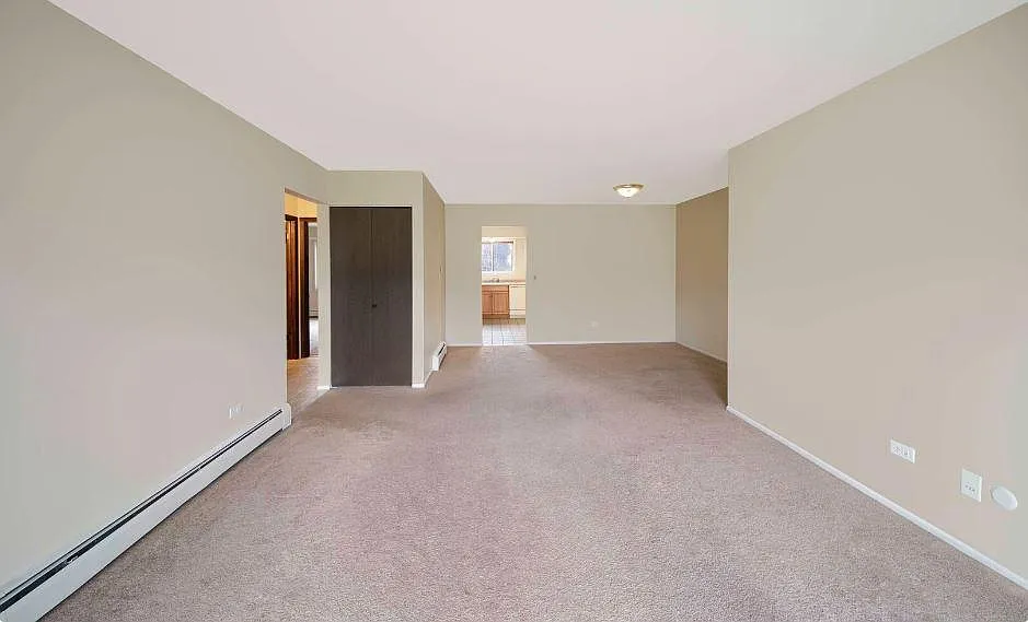 103 E Dundee Rd — Photo 2