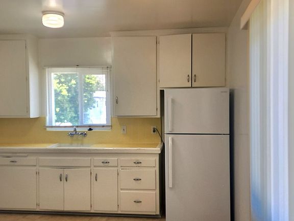 3rd image of 3012-3022 Luna St