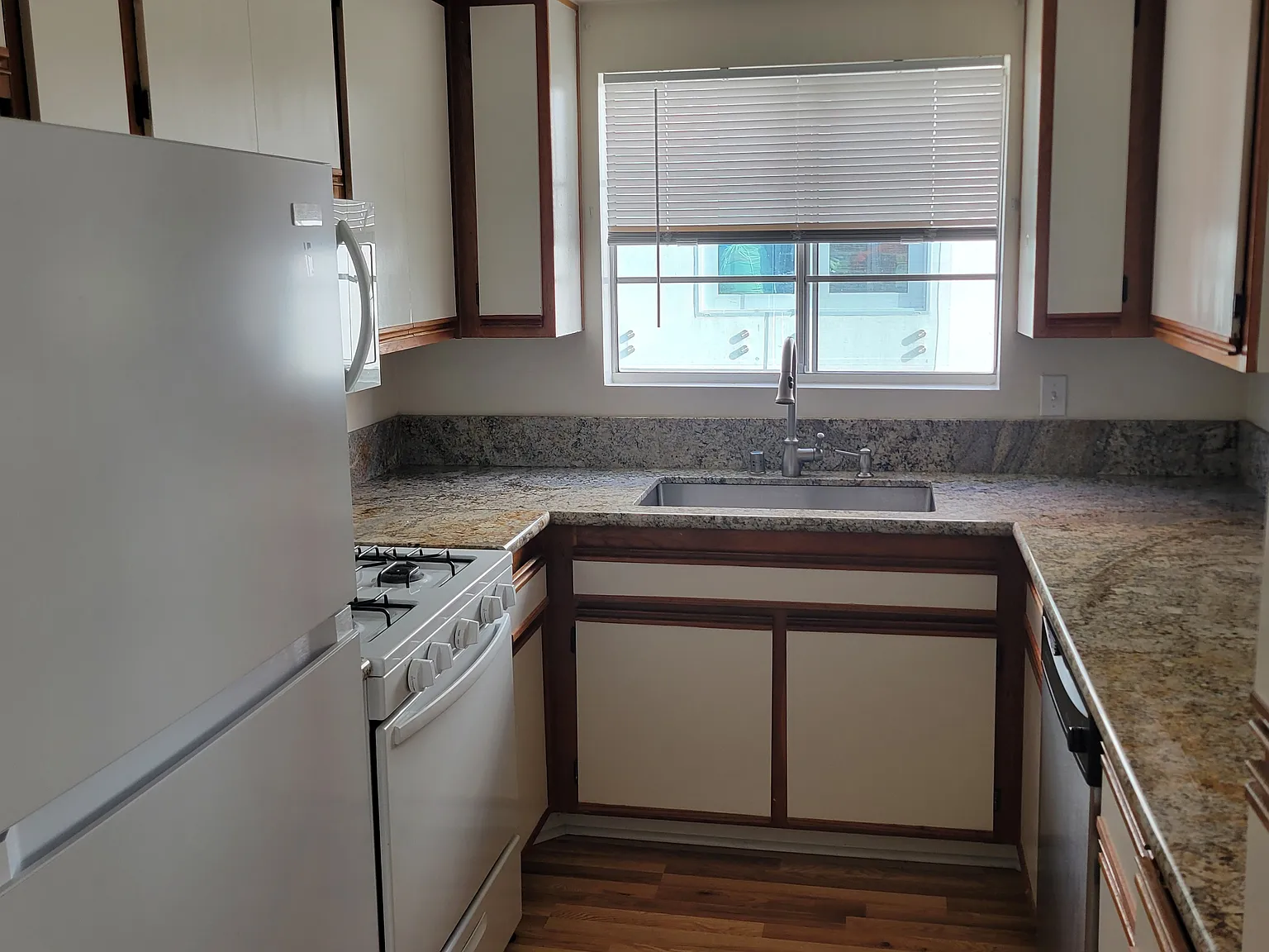 2 bed, 850 sqft, $3,200 — Photo 4