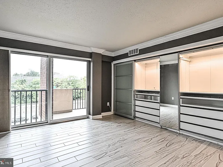 1300 Army Navy Dr #425 — Photo 29