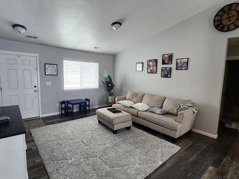 4407 S Mack Rd — Photo 2