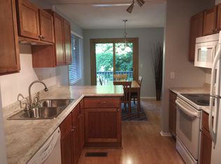 9687 Hampshire Ln, Eden Prairie, MN 55347