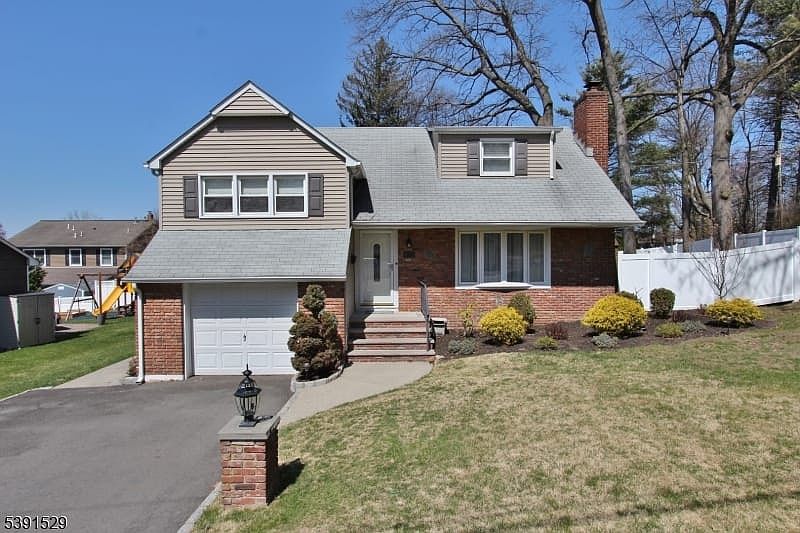 1st image of 611 E Crescent Pkwy