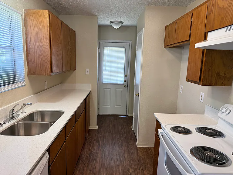2419 Springmont Ct — Photo 3