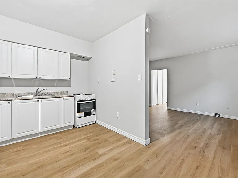 1296 Fennell Ave E — Photo 5