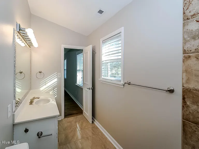 2901 Mandy Ln — Photo 32