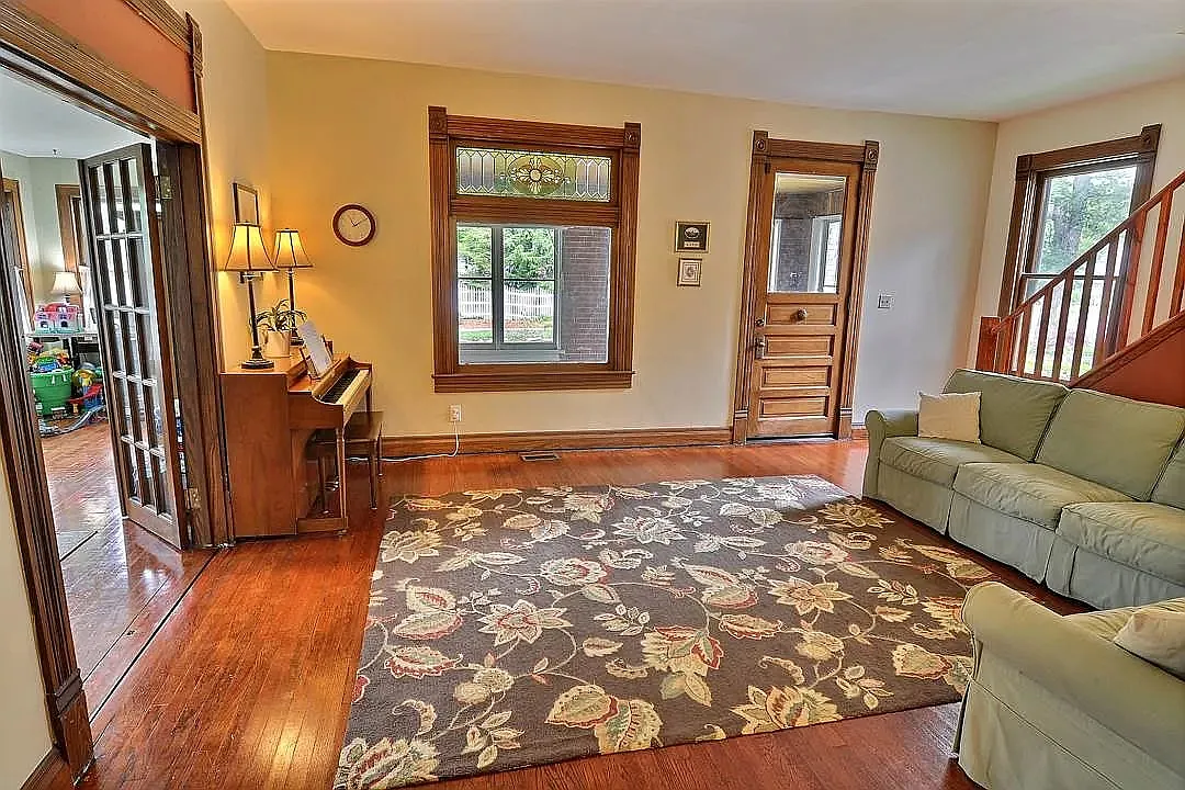 5 bed, 4721 sqft, $1,000 — Photo 2
