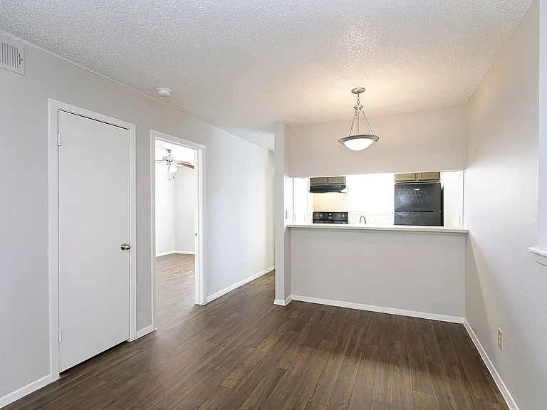 City Crest Apartments — Photo 144