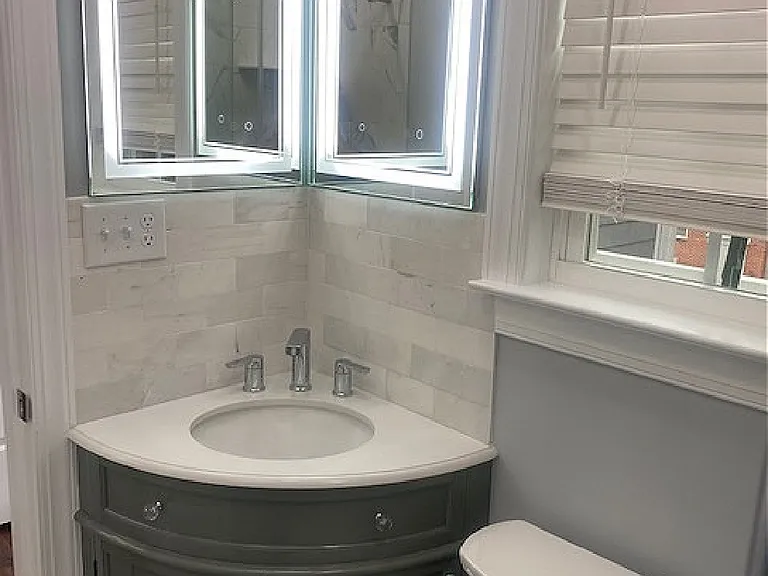 Modern bathroom.