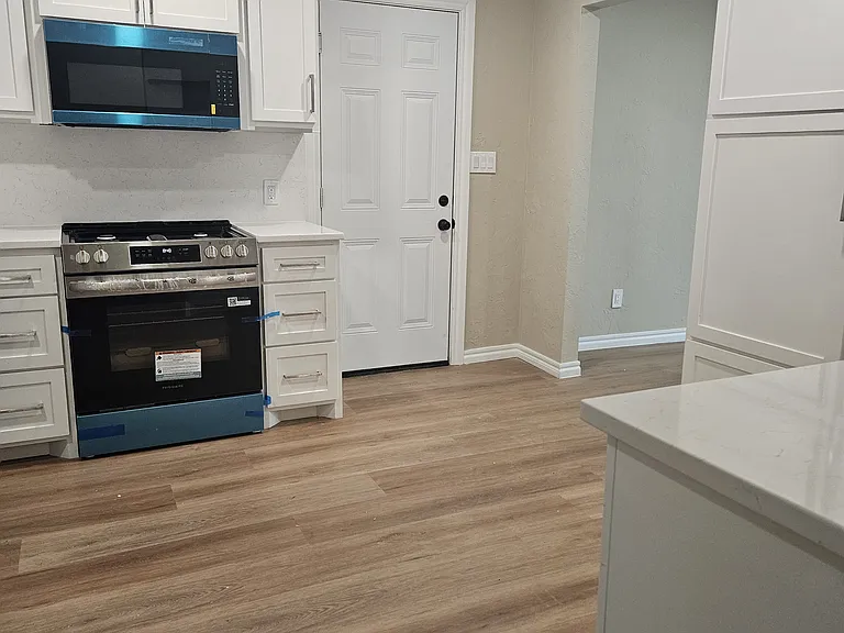 208 S Grand Ave — Photo 6