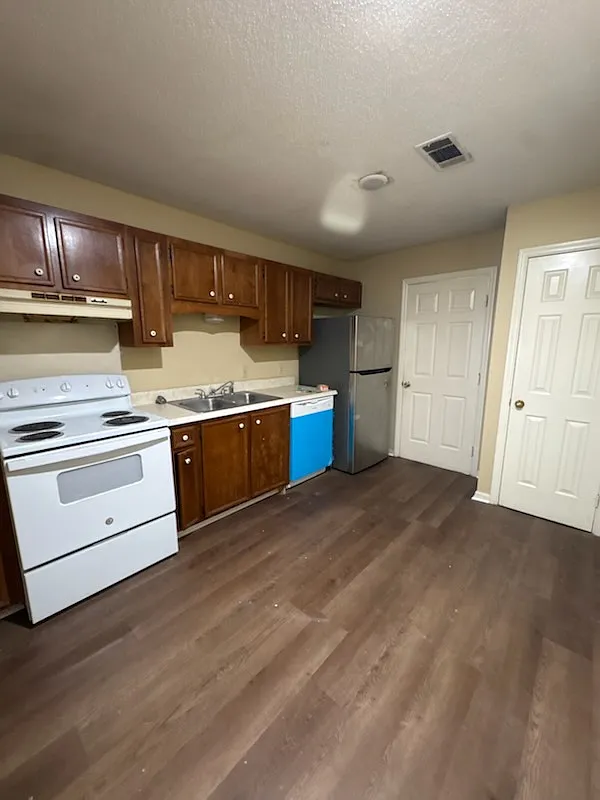 213 Sylvan Road - B — Photo 3