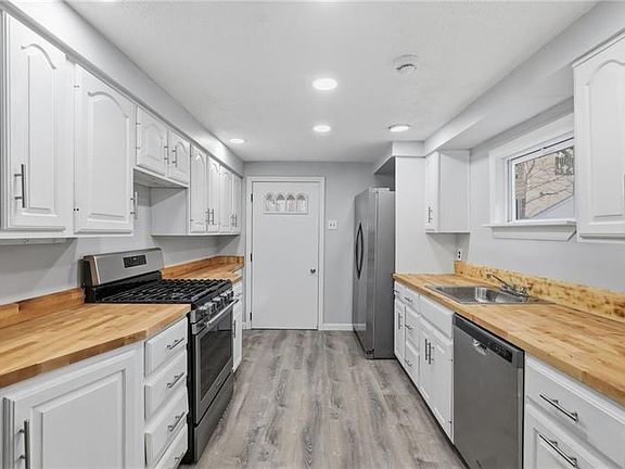 3rd image of 228 Sylvan Walk