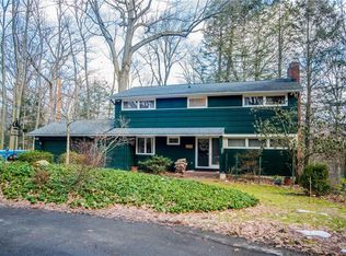 546 Oakridge Dr, Rochester, NY 14617