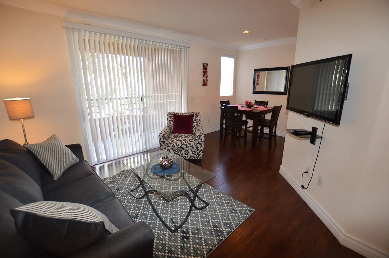 Meridian - Furnished 1 Bedroom Luxury Condo in Resort Style Community. — Photo 4