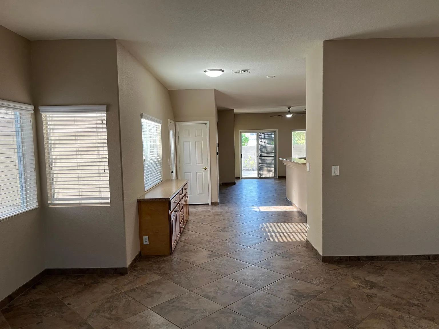 4 bed, 2205 sqft, $2,400 — Photo 3