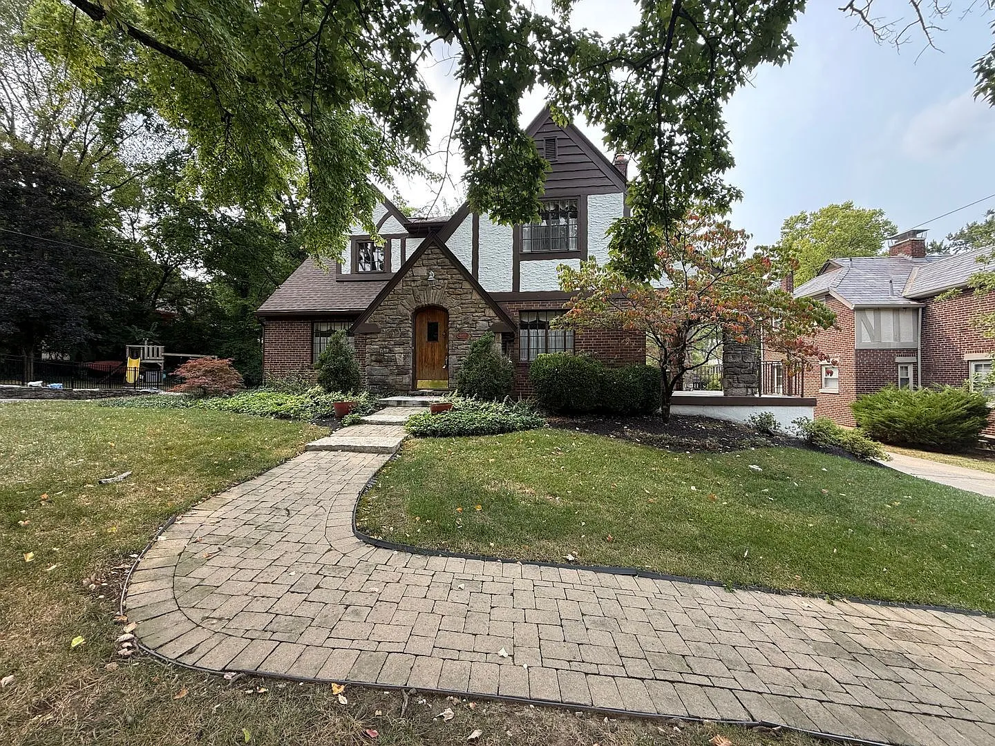 3 bed, 2.0 bath, 2426 sqft, $2,250 — Photo 1