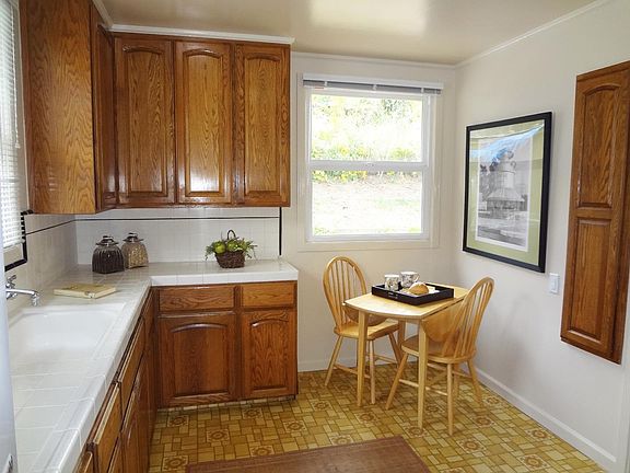 4th image of 831 Larchmont Dr
