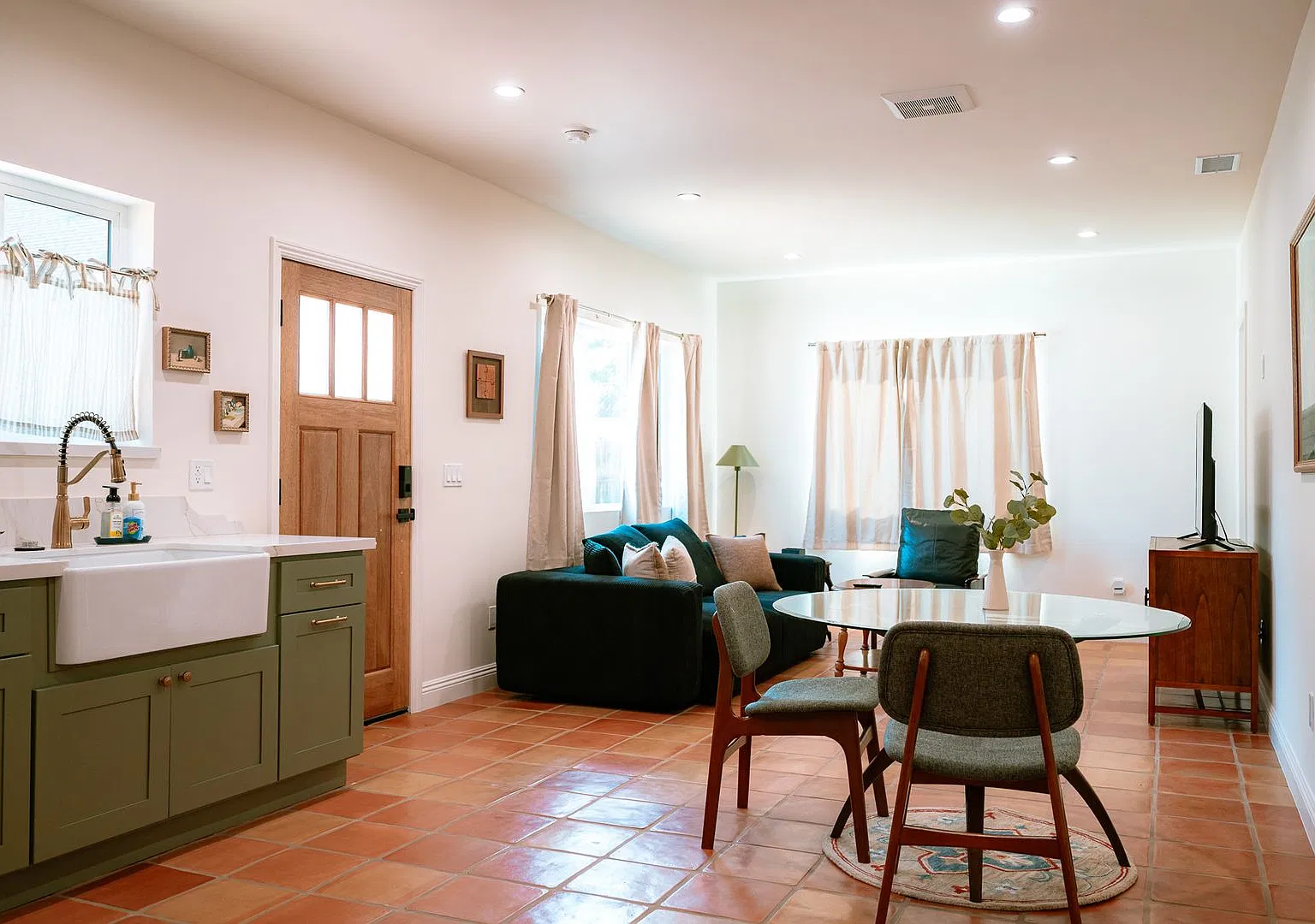 Contemporary 3-Bedroom ADU with Private Entrance in Monrovia ! — Photo 1