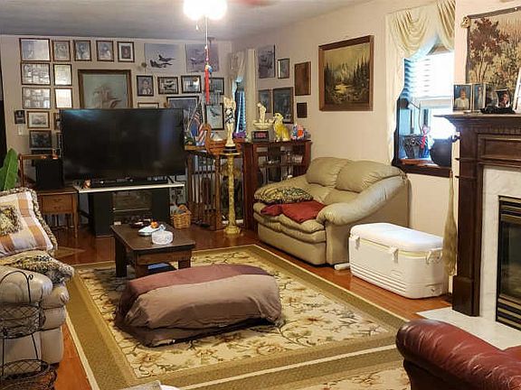 3rd image of 26 Hawthorn Ln