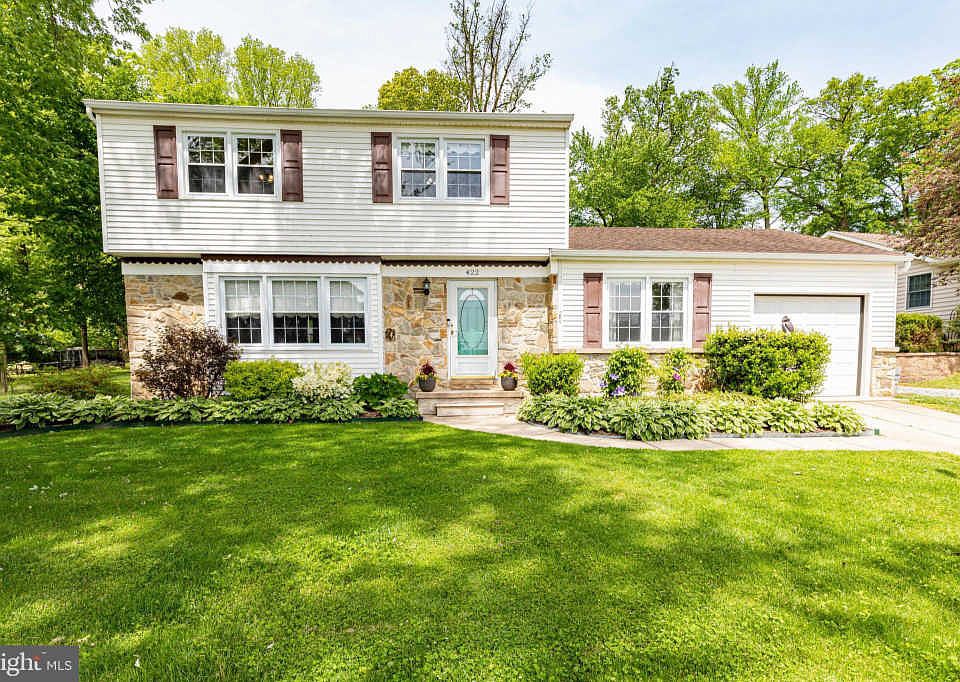 1st image of 422 Woodcrest Dr