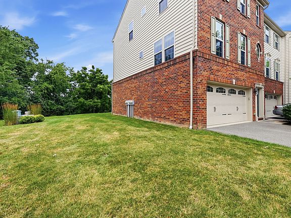3rd image of 805 Pointe View Dr