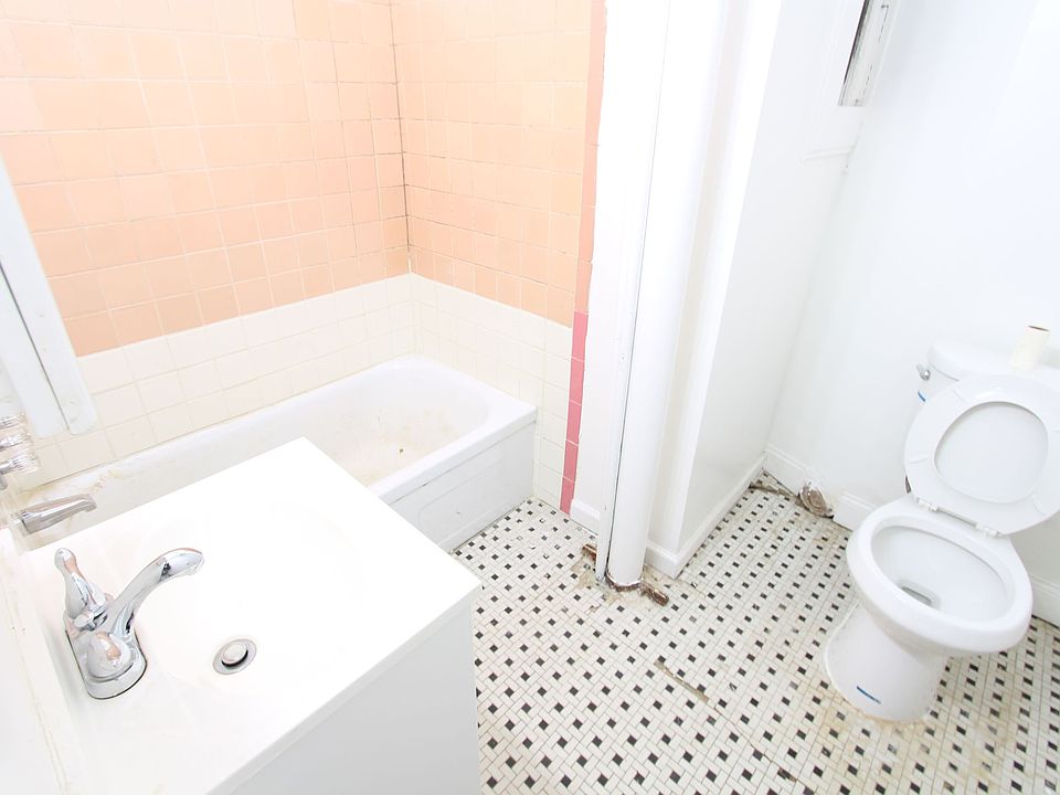 2nd image of 512 E 13th St APT 1FE