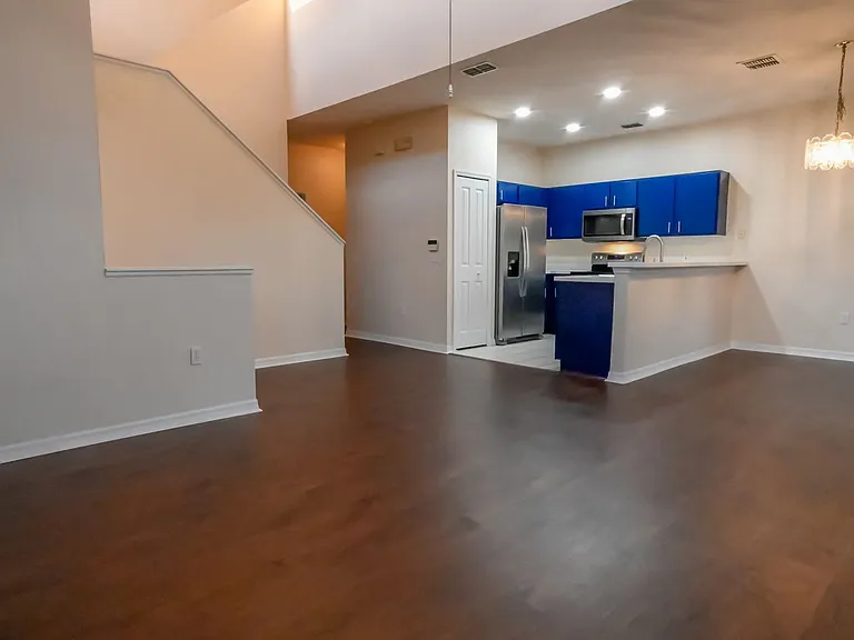 704 Monroe Cir #D — Photo 12