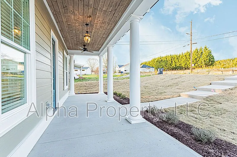 3 bed, 2.0 bath, 1270 sqft, $1,800 — Photo 2