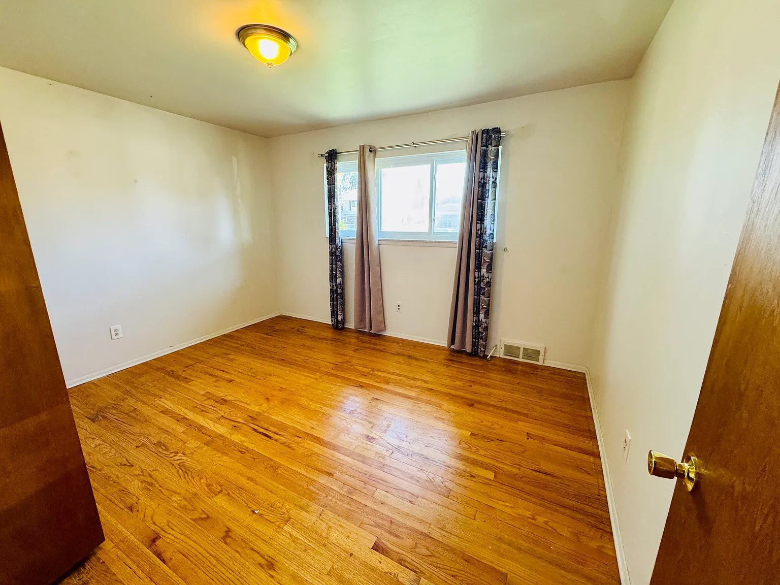 3 bed, 2442 sqft, $2,400 — Photo 3