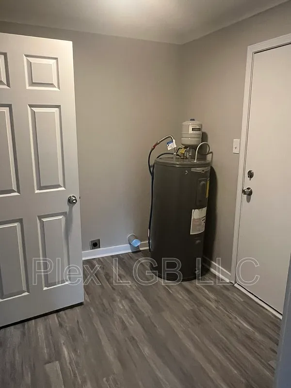 2 bed, 1.0 bath, 695 sqft, $1,000 — Photo 2