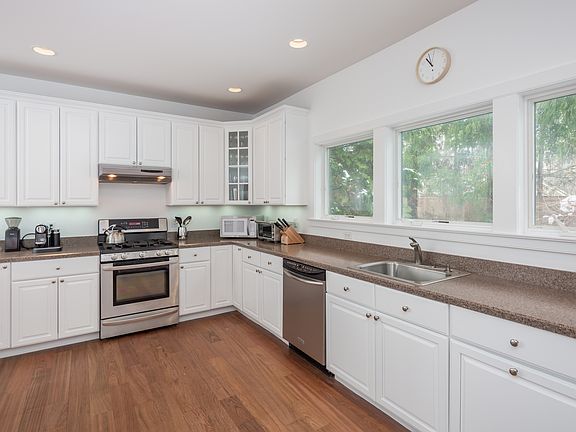 3rd image of 73 Crystal Dr