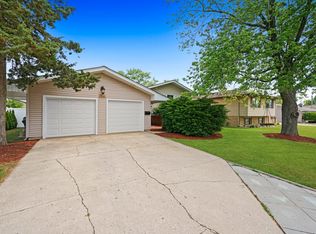 1340 Devonshire Ln, Hoffman Estates, IL 60169