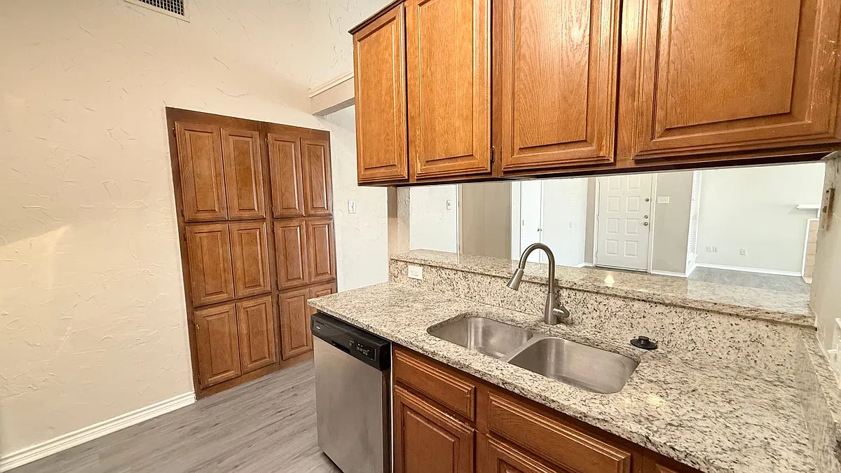 3 bed, 2.0 bath, 1477 sqft, $2,350 — Photo 4