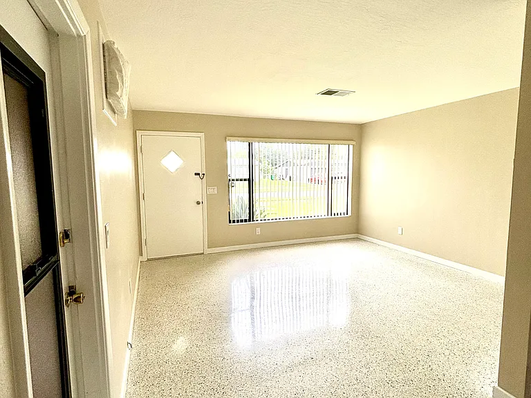 991 Barclay Dr — Photo 5