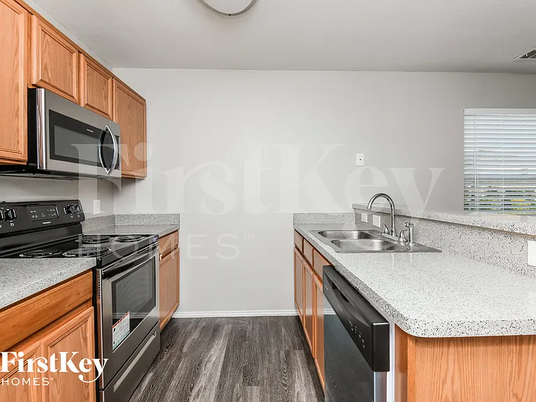 1604 Alcazar Plz — Photo 6