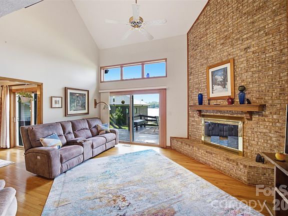 5th image of 2216 Holly Ln