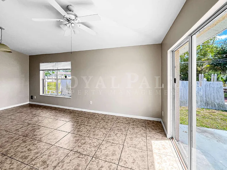 2130 NE 8th Pl — Photo 10