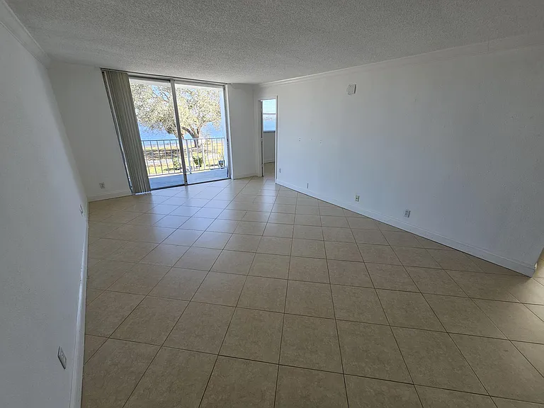470 Executive Center Dr #2G — Photo 6