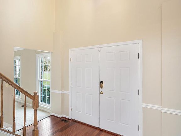 5th image of 8 Oakbrook Ct