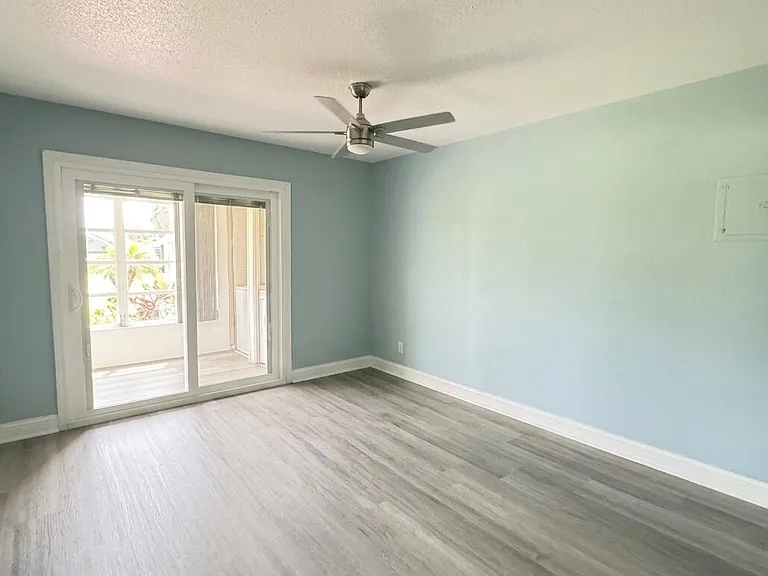 220 Seville Ct #J — Photo 7