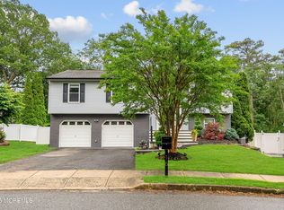 16 Lamp Post Ct, Howell, NJ 07731