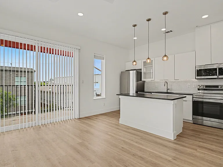 2217 N Fitzhugh Ave #302 — Photo 14