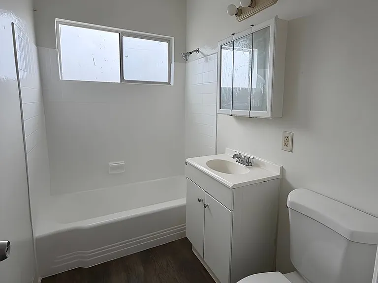 1036 W 95th St — Photo 5