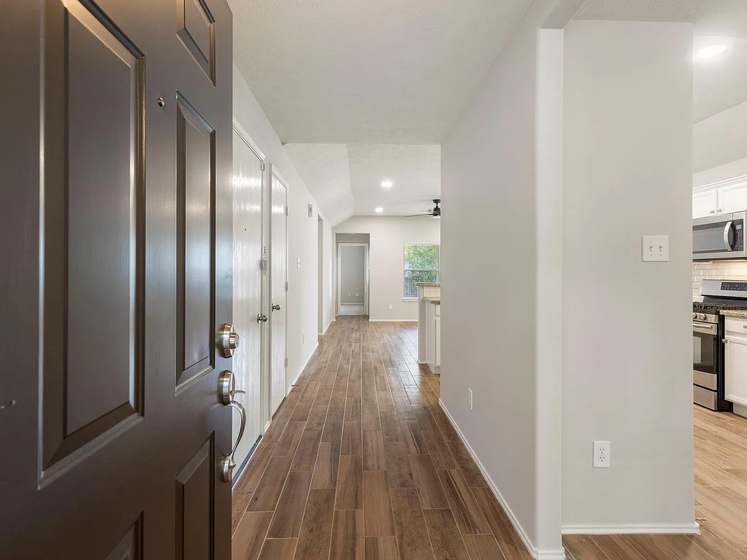 3 bed, 2.0 bath, 1477 sqft, $2,100 — Photo 3