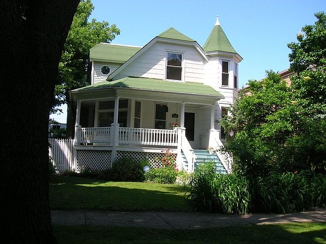 1st image of 5074 W Balmoral Ave