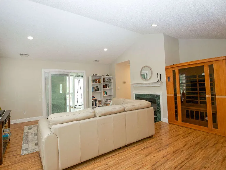 225 Adams Cir — Photo 11