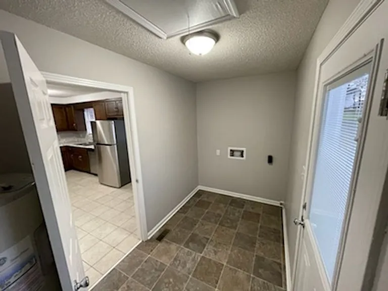 907 Ryan Dr — Photo 5