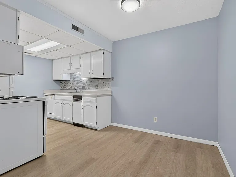 Kellogg Place Apartments — Photo 12