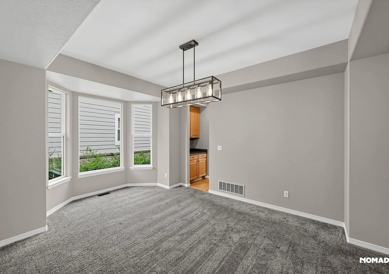 Spacious 5BR House in Aurora — Photo 3