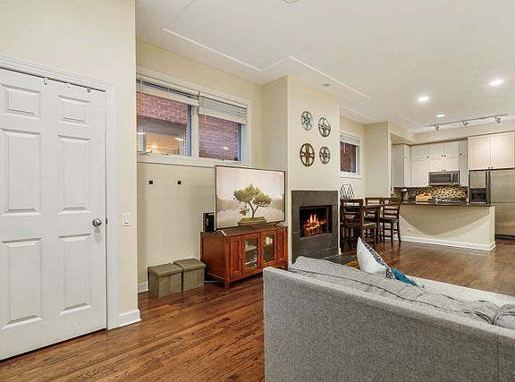 4th image of 1548 N Hoyne Ave #1A